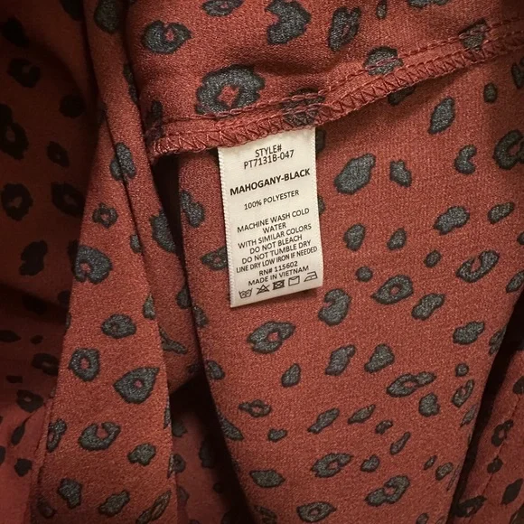 Lush Warren split neck leopard blouse - red and black - Picture 8 of 8